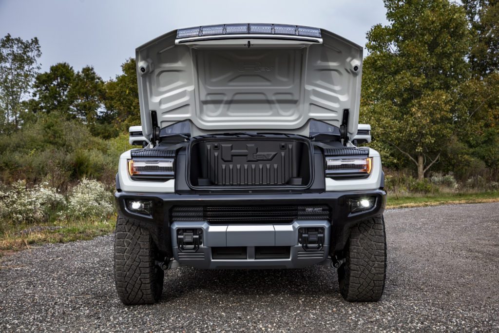 Elektrický pick-up odvozený od vozu Hummer využívá možnost mít úložený prostor v místech, kde starší verze mají spalovací motor