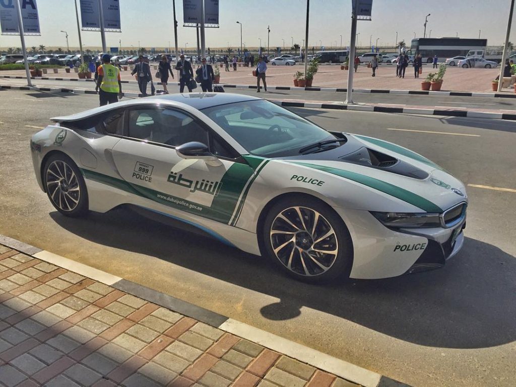 Plug-in hybrid BMW i8 dubajské policie (foto Paul Thomson)