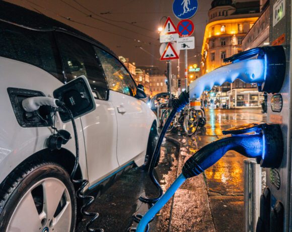 Dobíjení elektromobilu (foto Ivan Radic)