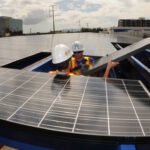 Instalace střešních fotovoltaických panelů (kredit LA FAB)