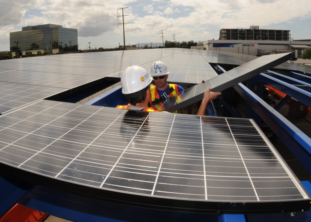 Instalace střešních fotovoltaických panelů (kredit LA FAB)