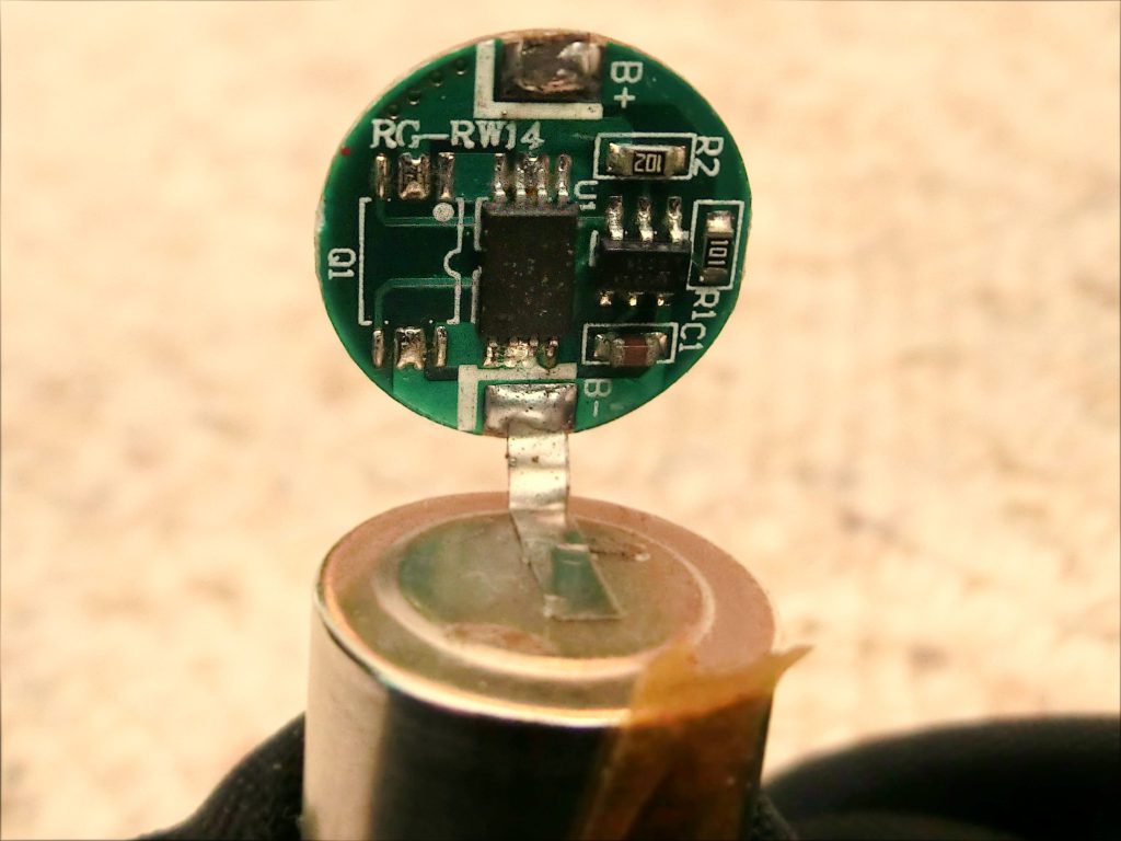 Řídíčí elektronika na lithium-iontovém článku (foto Oldobelix)