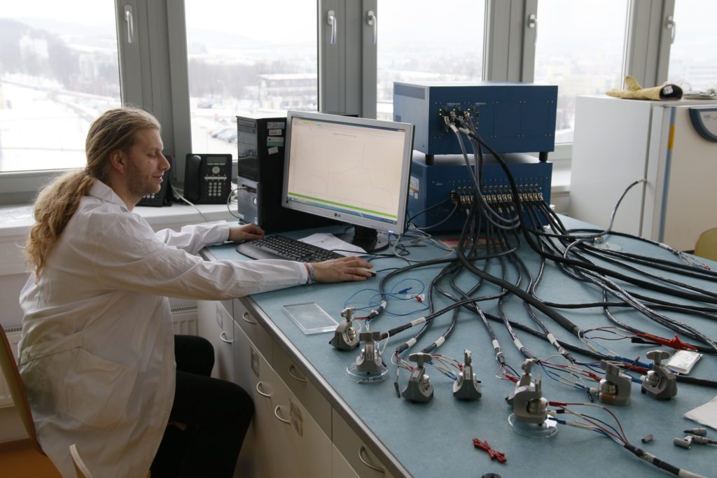 Tomáš Kazda v laboratoři