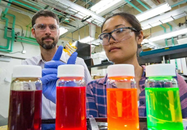 Vývoj "solárních barev" na pracovišti americké laboratoře NERL