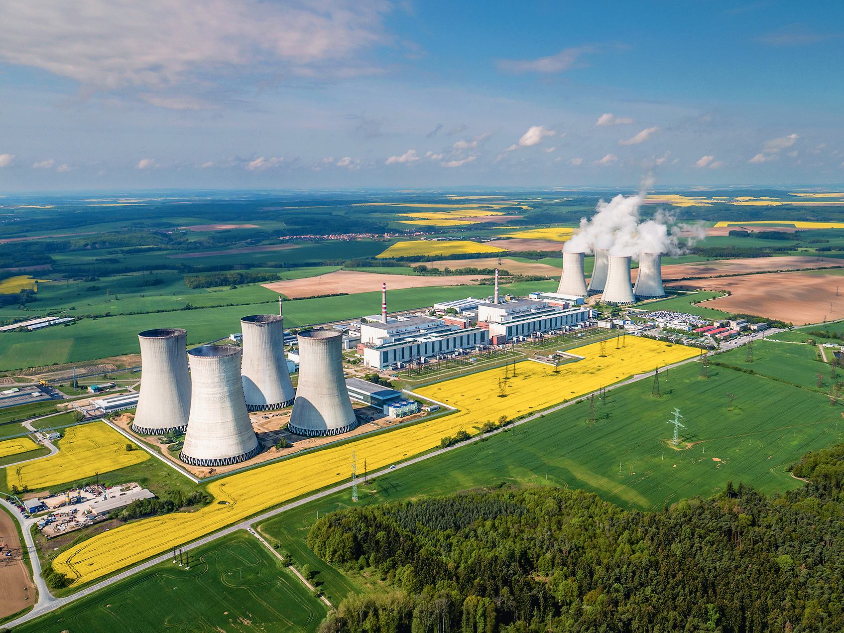 Celkový pohled na jadernou elektrárnu Dukovany