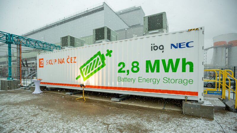 Velkokapacitní baterie v areálu elektrárny Tušimice