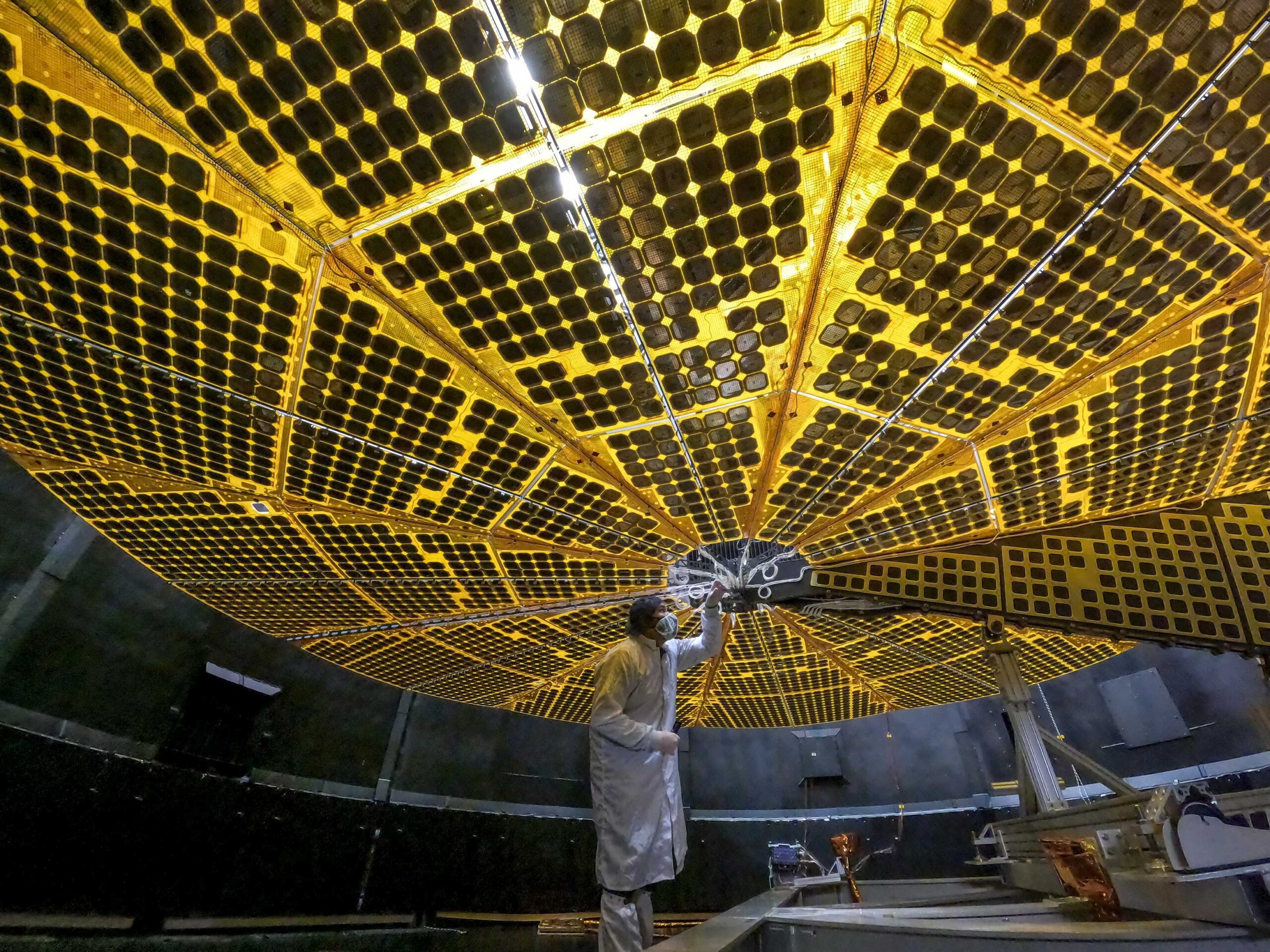 Solární panely sondy Lucy (foto NASA)
