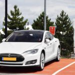 Tesla Model S u nabíjecí stanice (foto Alexandre Prévot)