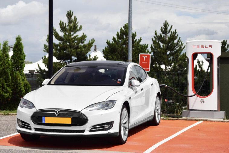 Tesla Model S u nabíjecí stanice (foto Alexandre Prévot)