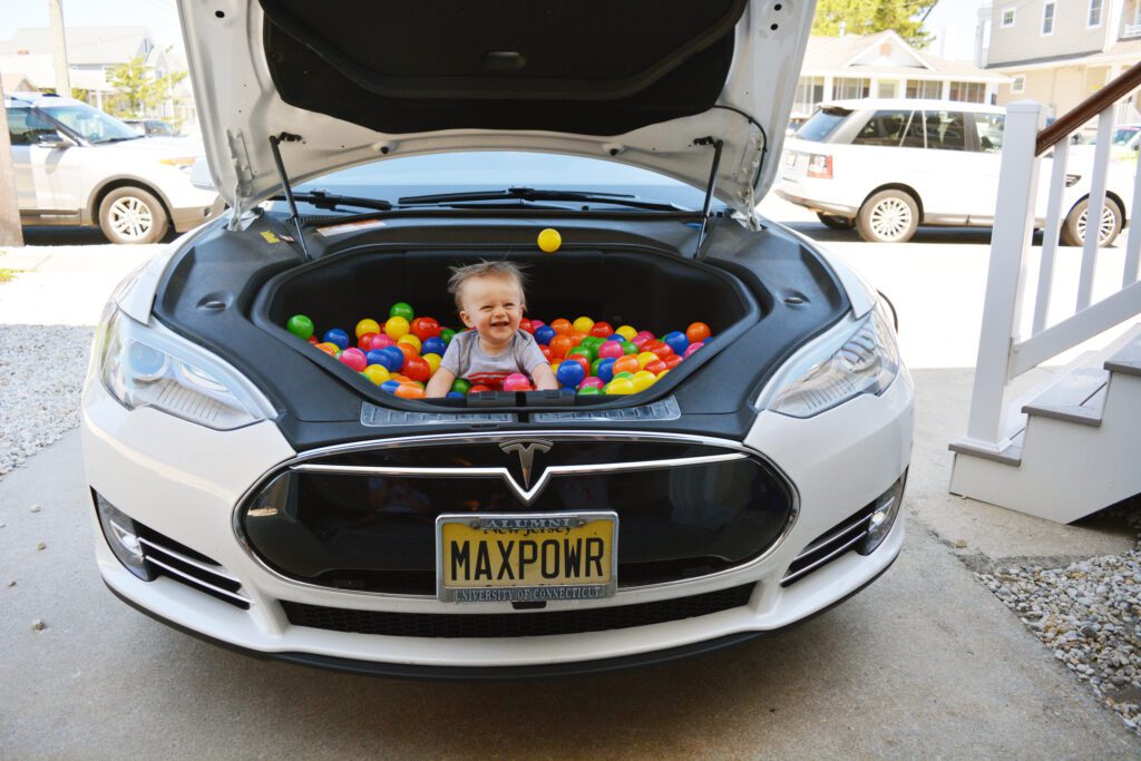 Přední prostor v Tesle Model S v USA přeměnili i v jakousi provizorní dětskou vaničku s barevnými míčky (foto Tesla)