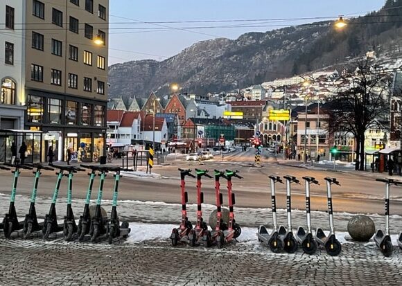 Zaparkované elektrické koloběžky v Bergenu (foto Nivel)