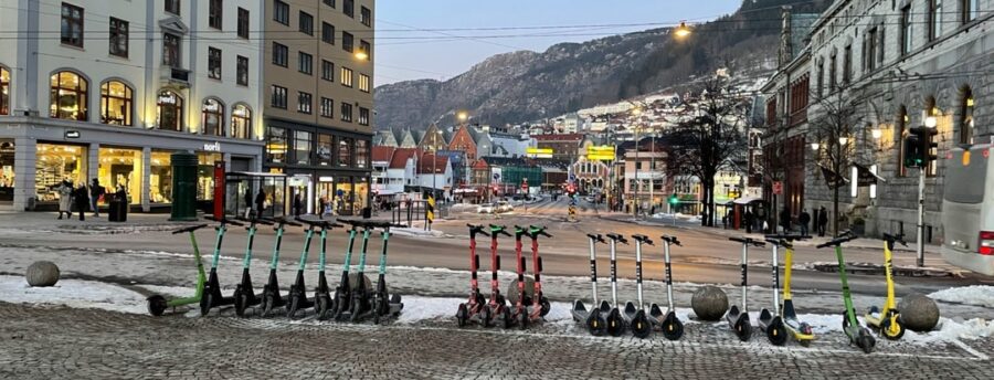 Zaparkované elektrické koloběžky v Bergenu (foto Nivel)