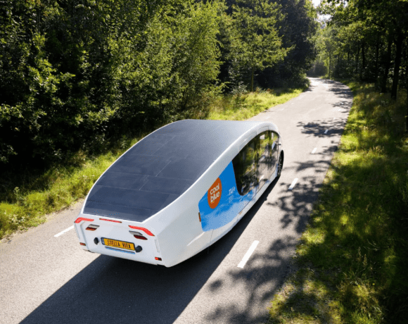 Obytný vůz Solar VitSolar Vitta v pohybu (foto Bart van Overbeeke/Solar Team Eindhoven)