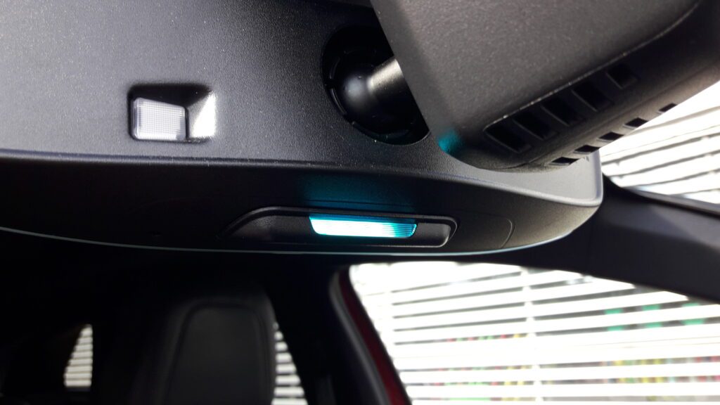 Modré světlo svítí vždy, když auto jede v elektrickém režimu. (foto: Vladimír Löbl)