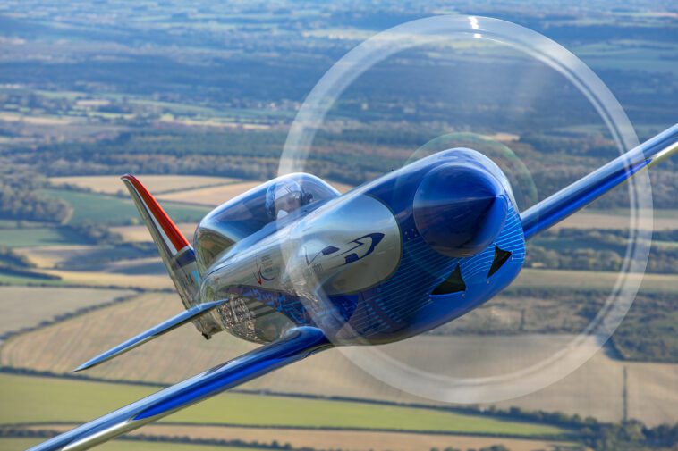 Nejrychlejším elektrickým letounem současnosti je stroj Rolls-Royce Spirit of Innovation, Dosahuje rychlosti těsně pod 500 km/h, a jak vidíte, jde o sportovní letoun určený pouze pro pilota. (foto Rolls-Royce)