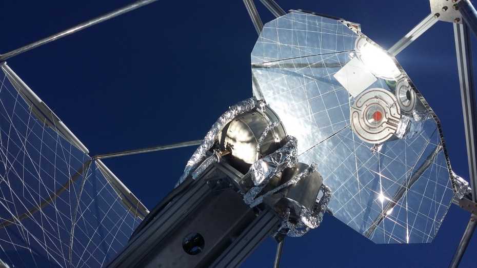 Otočný parabolický reflektor posílá koncentrované sluneční světlo do solárního reaktoru, který přeměňuje vodu a CO2 extrahované z okolního vzduchu na směs syngasu. Ta se dále zpracovává na paliva typu drop-in, jako je letecký petrolej 
(Foto: ETH Zürich)