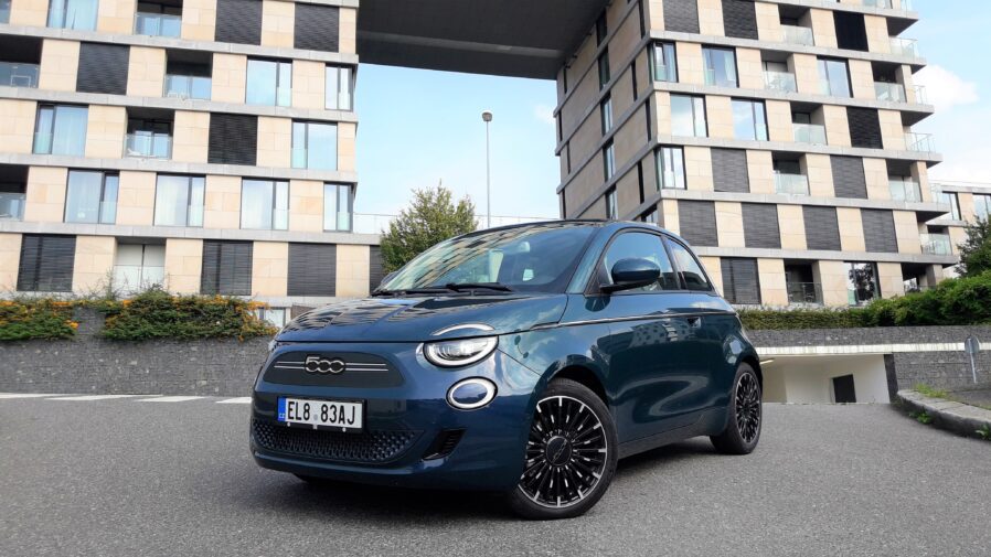 Druhá elektrická generace Fiatu 500 je ale již od základu nově postaveným vozem s platformou, která je určena výhradně pro elektrické vozy. (foto Vladimír Löbl)