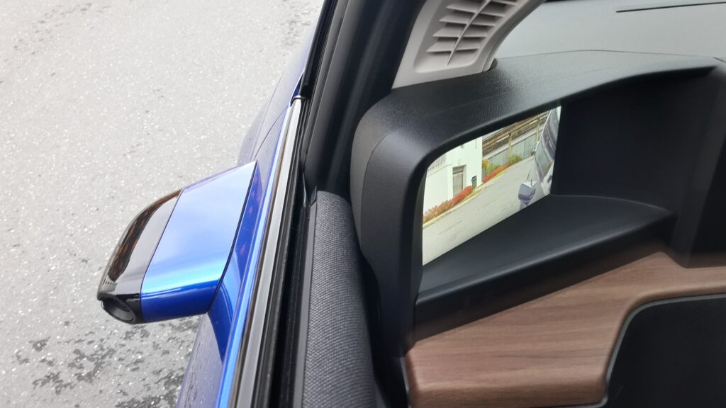 Unikátní pojetí Honda e dokreslují vysouvací kliky, bezrámová dveřní okna a kamery místo zpětných zrcátek. (foto Vladimír Löbl)