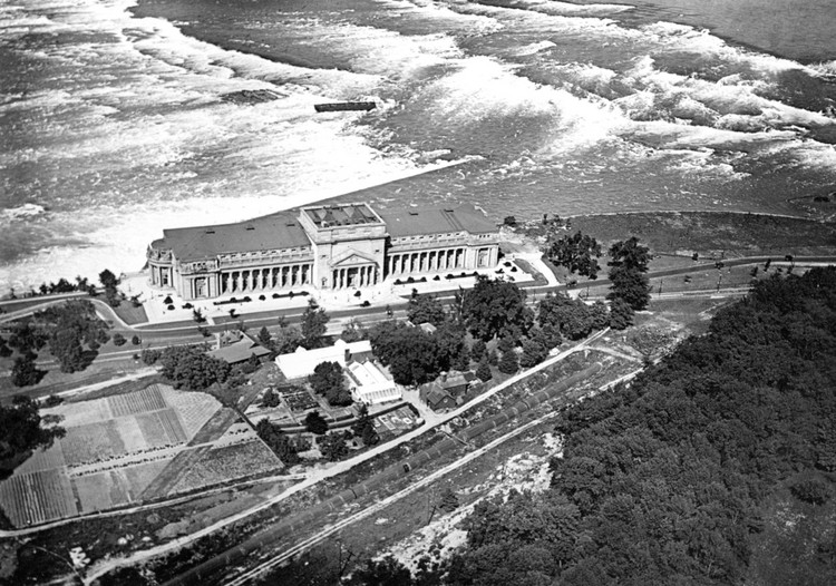 Letecký pohled na jednu z elektráren na Niagarských vodopádech. Snímek pochází z roku 1922. (Foto: Wikimedia Commons / Niagara Falls Public Library)