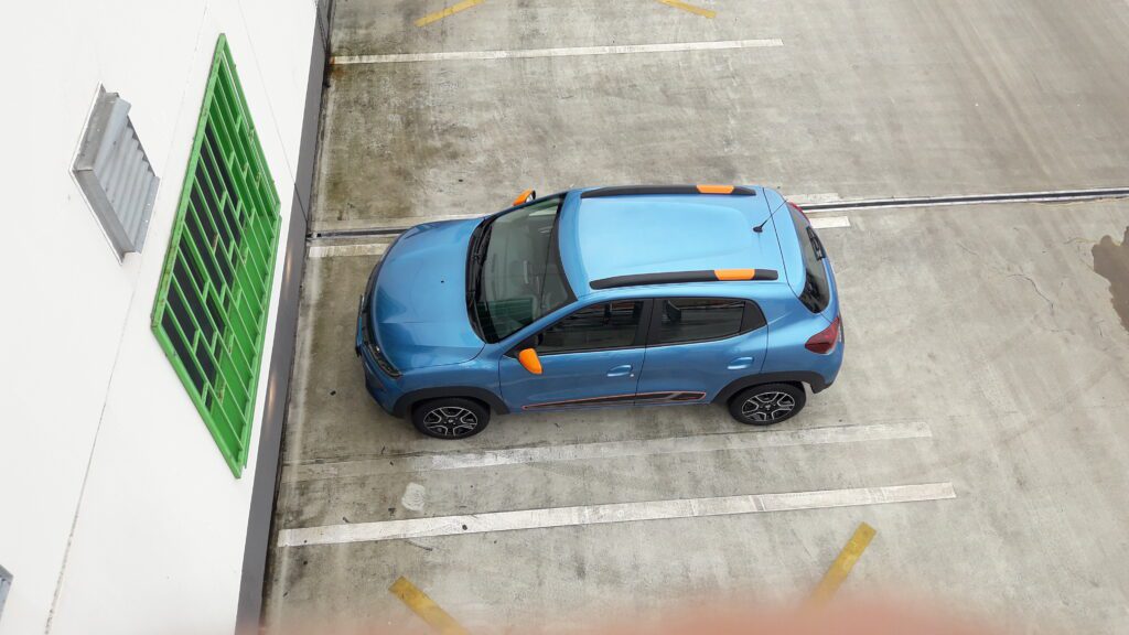 Dacia Spring se tváří jako esuvéčko, ale je to jen zvednutý mini hatchback. (foto Vladimír Löbl)