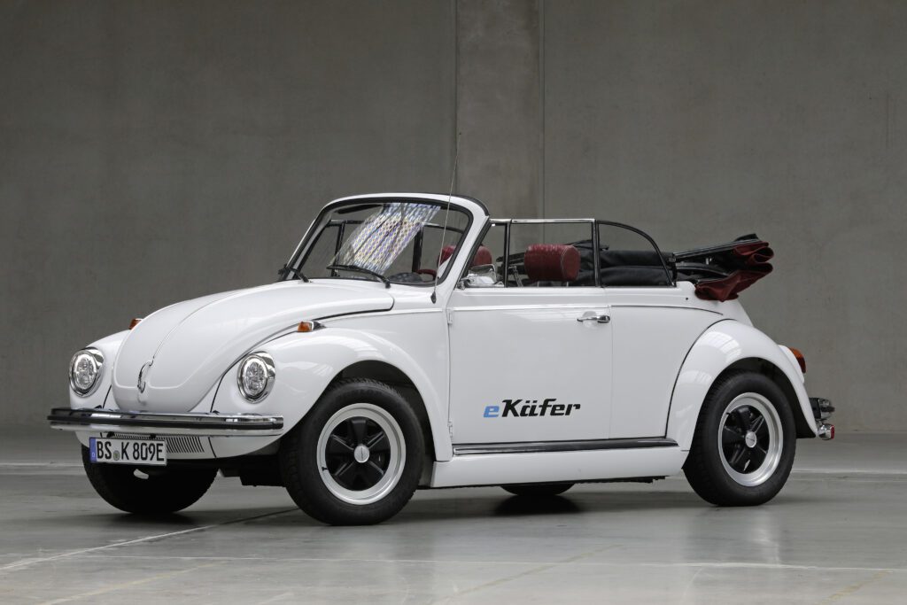 Speciální divize Volkswagenu staví E-Käfer, který pohání vpředu umístěný elektromotor z modelu e-up! (foto Volkswagen)