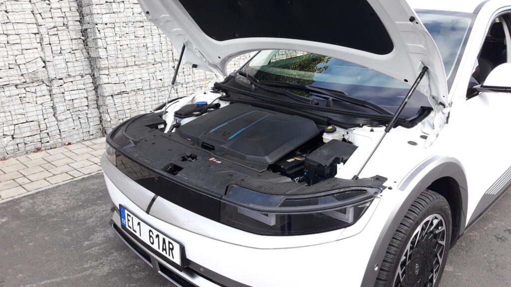 Ioniq 5 má jako jeden z mála elektromobilů frunk. (foto Vladimír Löbl)
