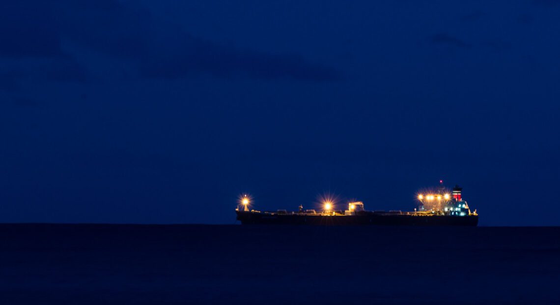 Tanker u břehů Austrálie (fot ruerto42, CC BY 2.0)