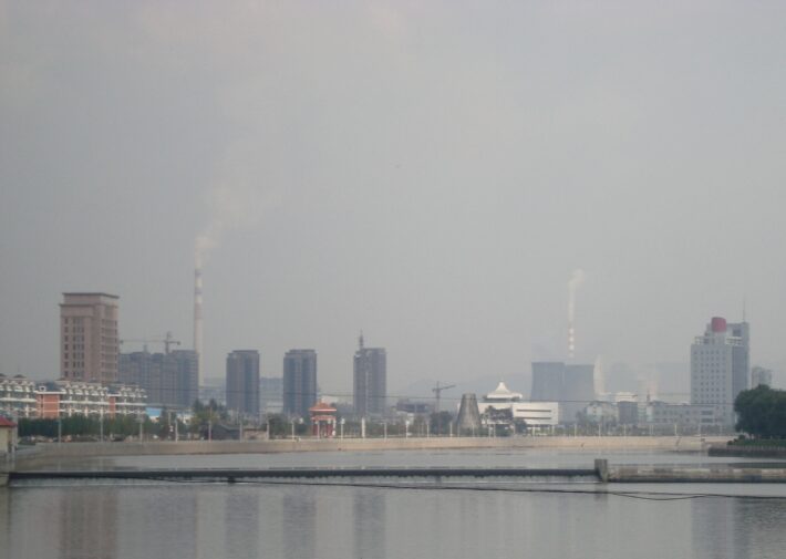 Čínská uhelná elektrárna Huaneng Baishan (Kredit: Steven McGuinnity / CC BY-NC 2.0)