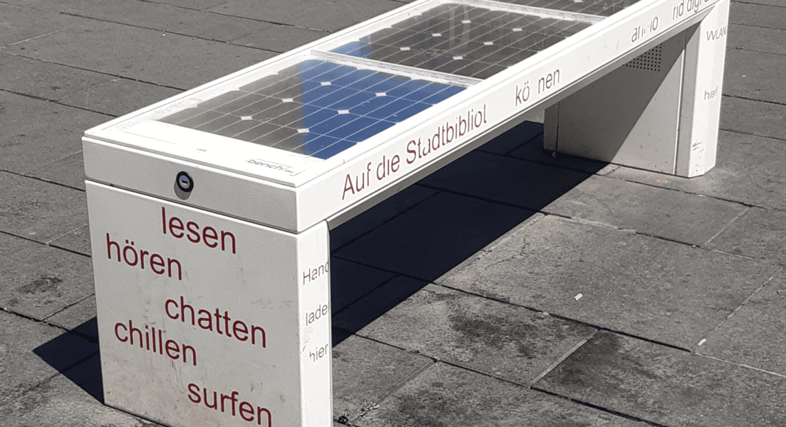 Solární lavička v německém Halle (foto Catatine, CC BY 1.0)