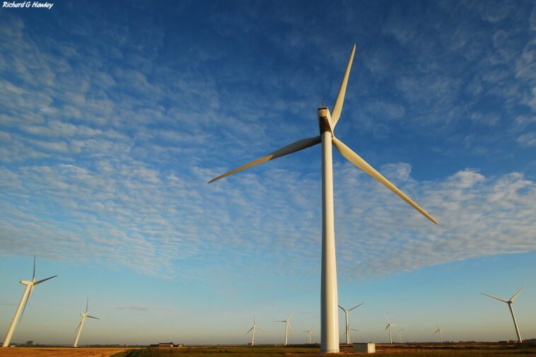 Větrné turbíny (foto richarghawley CC BY 2.0)