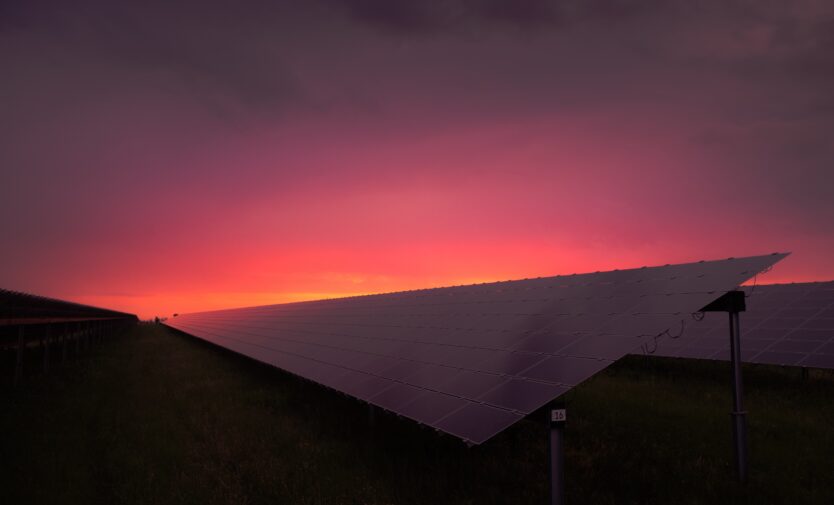 Solární panely při západu slunce (volné dílo CC0 1.0)