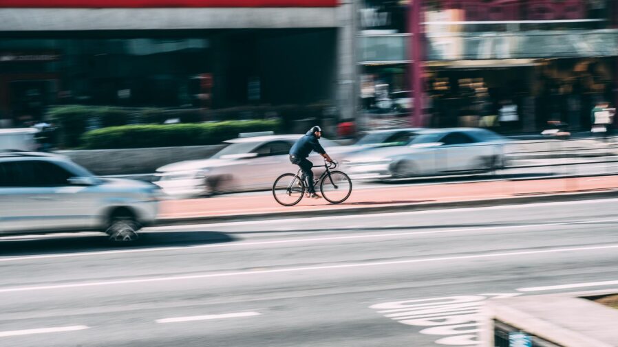Cyklista ve městě (foto Pexels/Pixabay Licence)