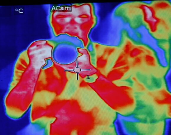 Teplo lidského těla infračervenou kamerou (foto Pulpolux !!!, CC BY 2.0)