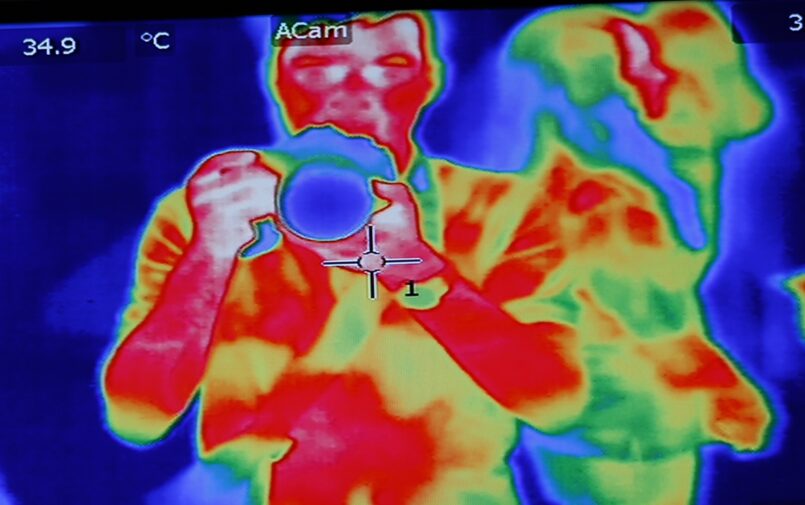 Teplo lidského těla infračervenou kamerou (foto Pulpolux !!!, CC BY 2.0)