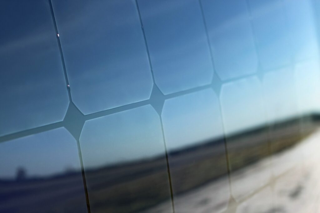 Monokrystalické křemíkové články modelu Sono Sion jsou chráněny vrstvou polykarbonátu. (foto Sono Motors)