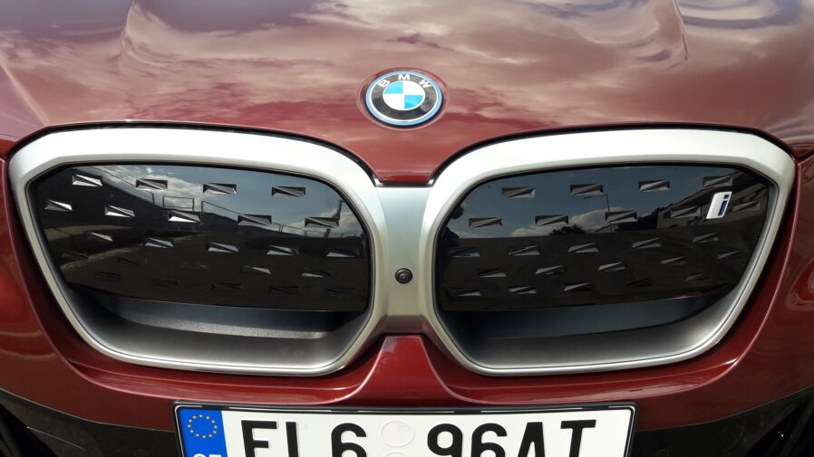 Silueta BMW X3 je známá, ale přeci je i elektrické verze iX něco jinak. Jednou z rozdílů jsou zaslepené ledvinky na přídi (foto Vladimír Löbl)