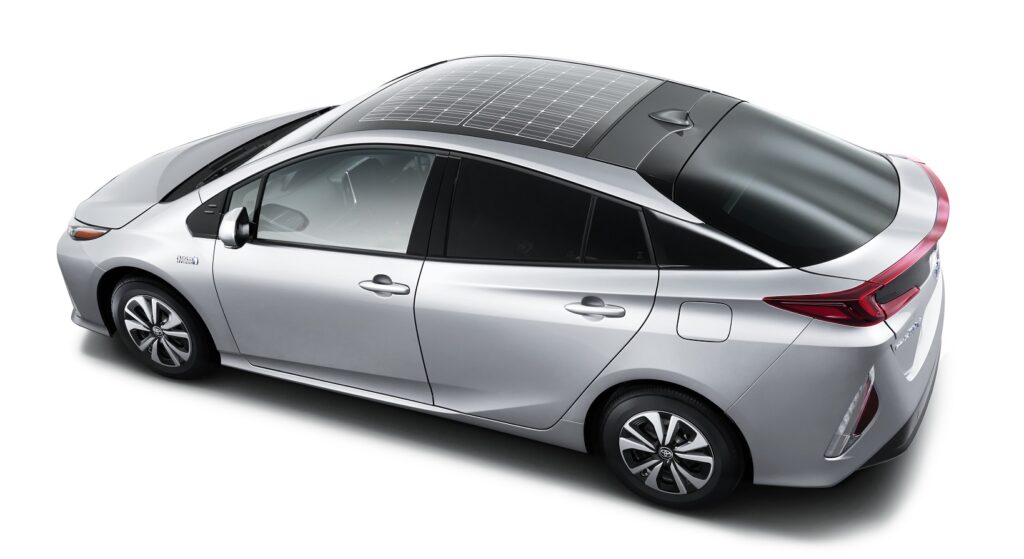 Toyota u modelu Prius na některých trzích nabízí solární střechu. (foto Toyota)
