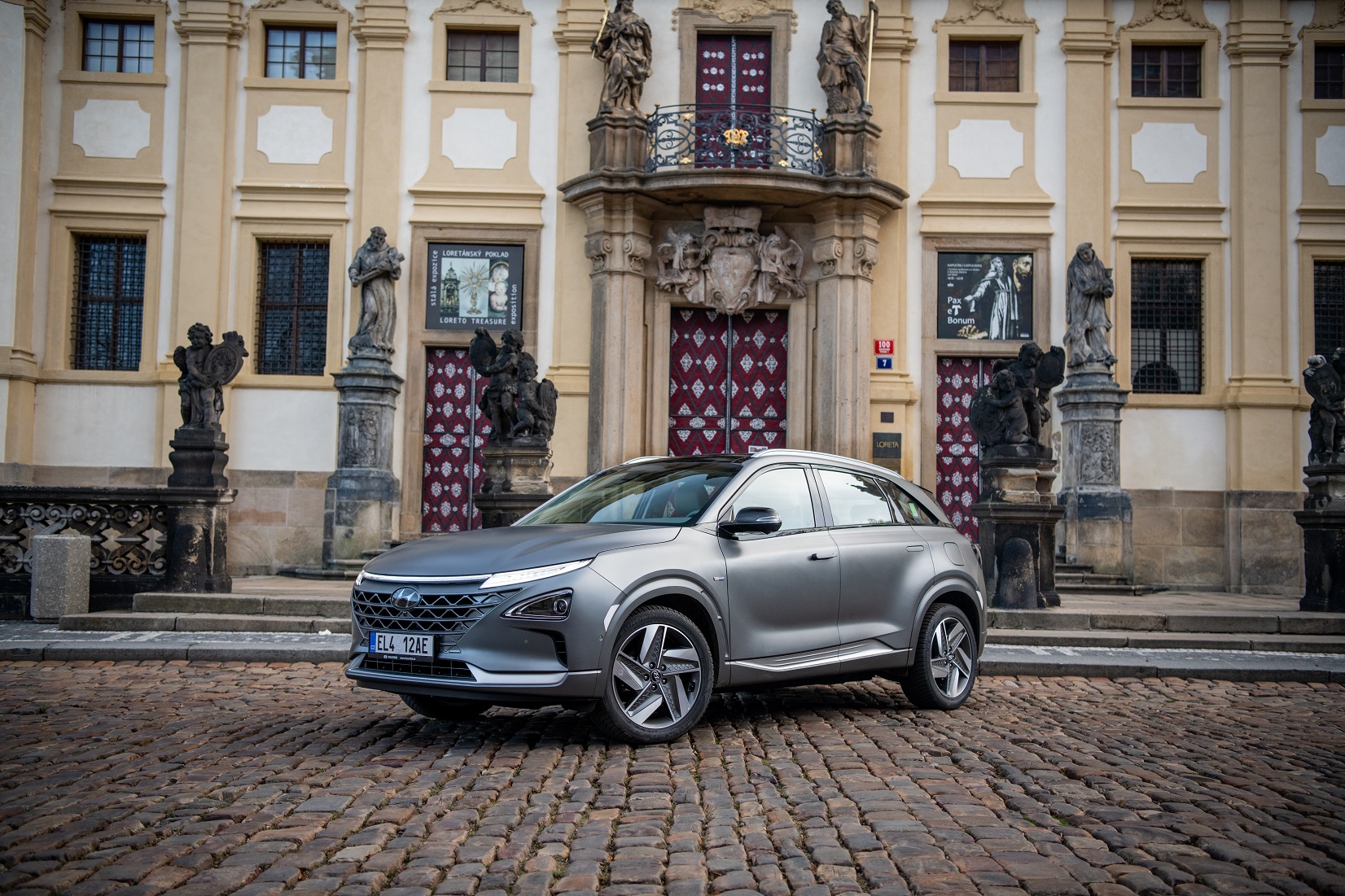 Hyundai Nexo s elektrickým pohonem napájeným vodíkovým palivovým článkem se oficiálně začal prodávat v České republice. Špičkové technologii odpovídá nijak nízká cena 1 899 990 Kč. (foto Hyundai)