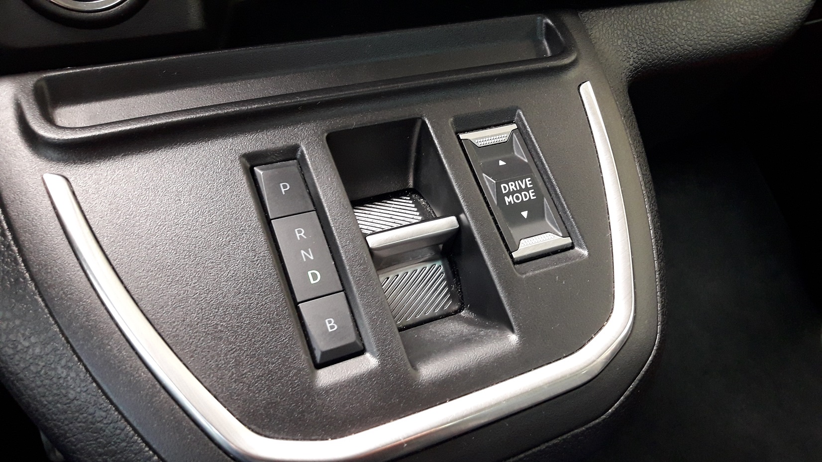 Volba jízdních režimů je prostřednictvím tlačítek a malého přepínače. Vpravo je přepínač jízdních módů. (foto: Vladimír Löbl)