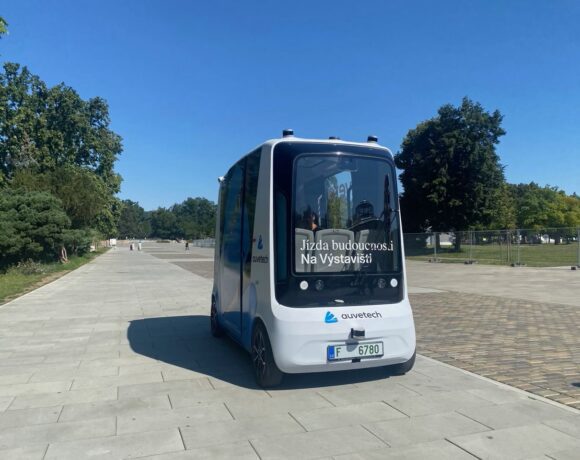 Minibus společnosti AuveTech na pražském Výstavišti v srpnu 2022; (foto redakce/ Josef Janků)