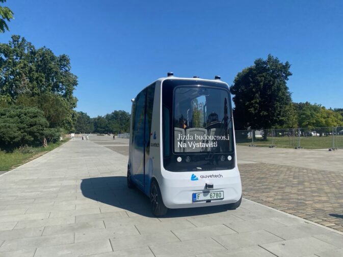Minibus společnosti AuveTech na pražském Výstavišti v srpnu 2022; (foto redakce/ Josef Janků)