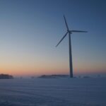 Zimní úsvit s větrnou elektrárnou (foto henry911; Pixabay licence)