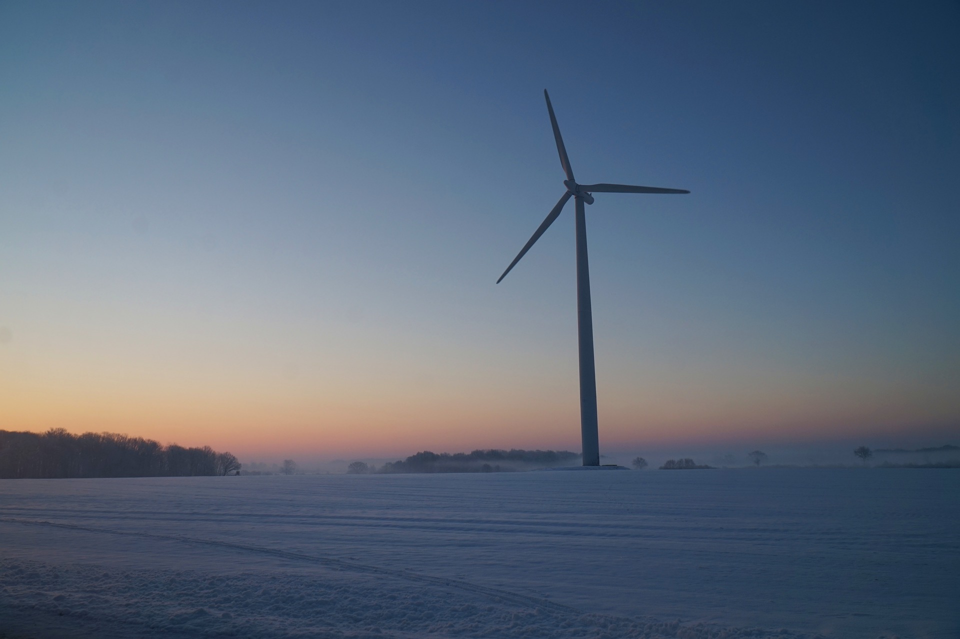 Zimní úsvit s větrnou elektrárnou (foto henry911; Pixabay licence)