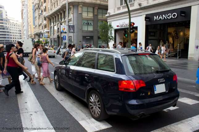 Řidič blokující přechod pro chodce (autor Spanish Coches /CC BY 2.0)